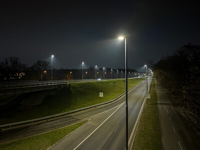 Systém inteligentního osvětlení zlepšuje městské služby, bezpečnost a integruje řešení IoT.